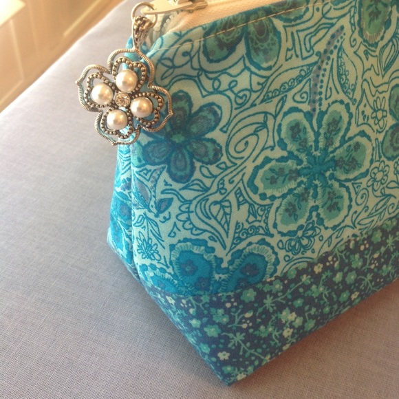 Zippered cosmetic bag - vinyl lined for easy clean - Picture 3 of 7